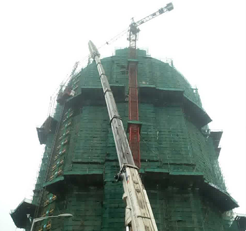 东辽吊车在工地上作业